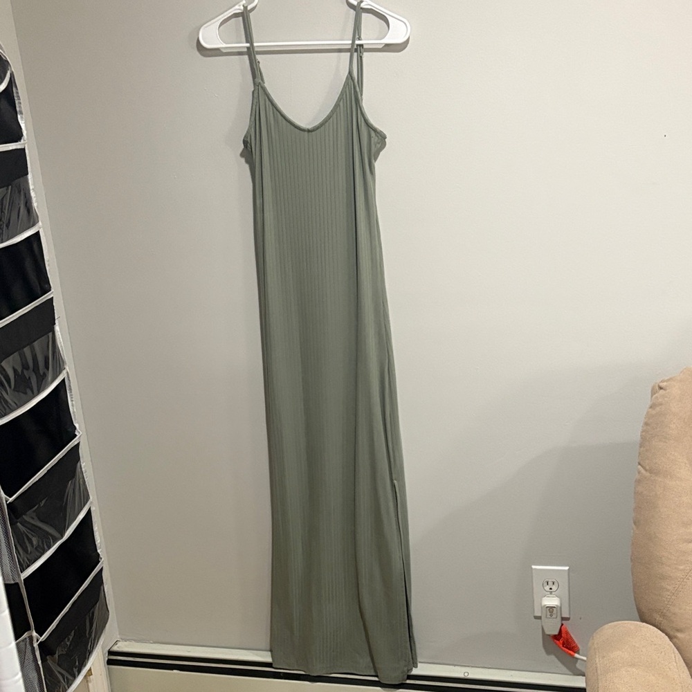 Elegant Green Sleeveless Dress - Picture 1 of 4